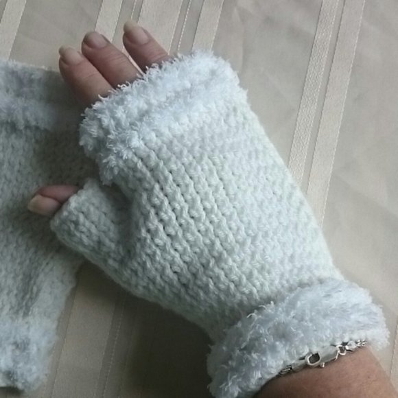 Hand Crafted Fingerless Gloves Hand Knit Warmers Hat Mitts Winter Wear Essential main image 4